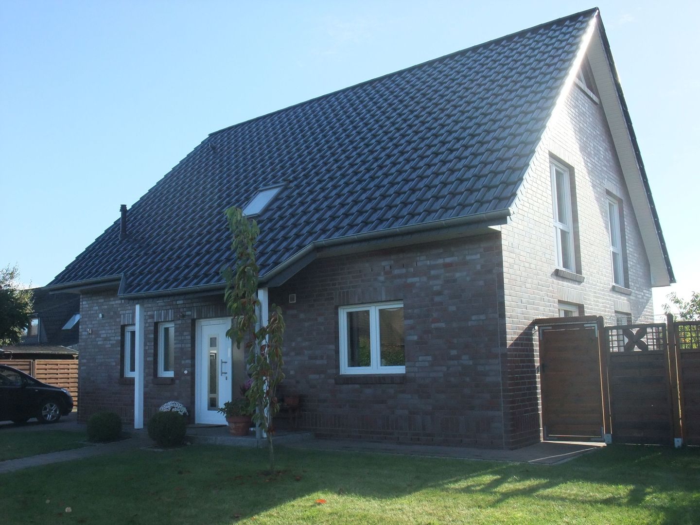 Ein bezugsfertiges Haus mit Schrägdach