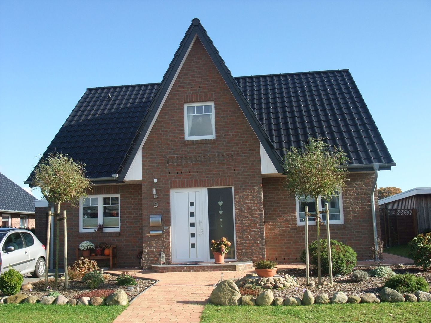 Eine bezugsfertiges Haus mit Schrägdach