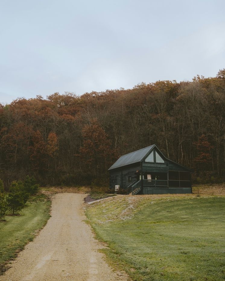 Haus vor einem Wald