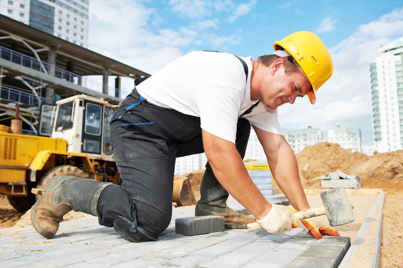 Mann verbaut Pflastersteine